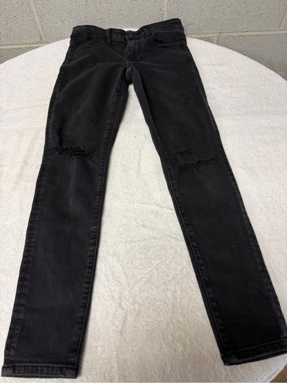 American eagle next level stretch Women’s Black Distressed Slim Jeans size 6